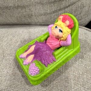 Vintage Miss Piggy Muppets Figure Lounging Chair Toy 1995 Henson